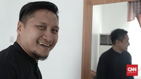 Kecam Macron, Arie Untung 'Buang' Tas LV Hingga Dior