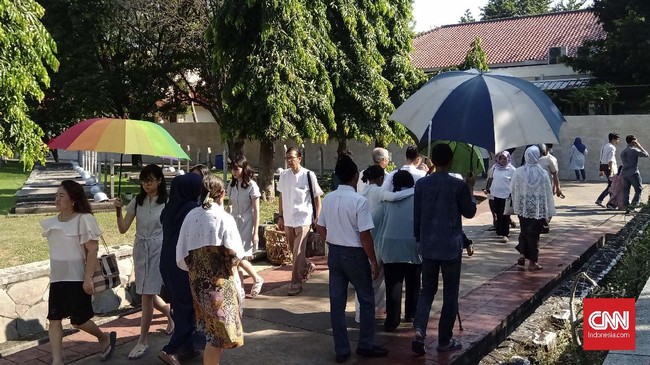 TMP Kalibata dipadati peziarah usai salat Id, Rabu (5/6). Para peziarah datang untuk menaburkan bunga dan memanjatkan doa di depan pusara orang terkasih.