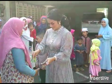 Lebaran Ala Krisdayanti, Bagi-bagi THR dan Foto Bareng Tetangga