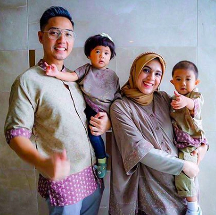 Wah keuarga Nycta Gina dan Rizky Kinos kompak abis nih pakai seragam keluarga. Uta dan Uti pun pakai baju senada. Selamat merayakan lebaran ya. (Foto: Instagram @missnyctagina)
