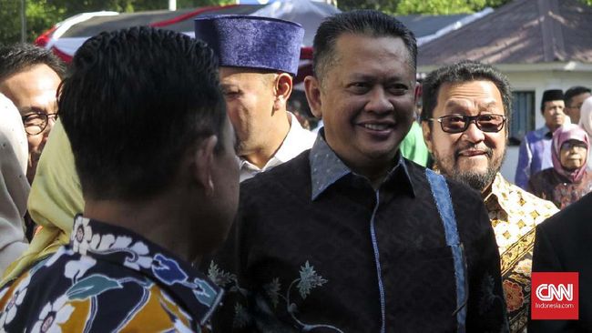 Jika Terpilih, Bamsoet Janji Pulihkan Hak 10 Ketua DPD Golkar Bamsoet berjanji memulihkan hak keanggotaan 10 Ketua DPD Golkar di Maluku yang dinonaktifkan dari jabatannya setelah mendeklarasikan dukungan padanya.