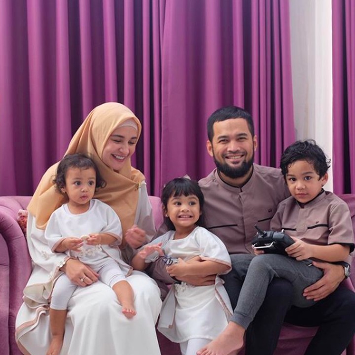 Lain lagi dengan keuarga Teuku Wisnu dan Shireen Sungkar yang kerepotan mengatur gaya tiga anaknya. Untungnya dapat juga foto keluarga yang rapi di lebaran tahun ini. Meski Abang Adam pegang remote mainan, dan Kakak Hawa mau berusaha kabur ya. (Foto: Instagram @shireensungkar)