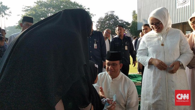Gubernur DKI Jakarta Anies Baswedan mempunyai kebiasaan menaruh duit di peci. Usai salat Id, ia pun membagikan uang tersebut kepada anak-anak yang bersalaman.