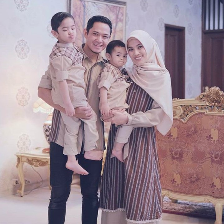 Keluarga Dude Harlino dan Alyssa Soebandono kompak mengenakan seragam keluarga bernuansa coklat nih. Pose Abang Ariendra lucu banget ya. (Foto: Instagram @ichasoebandono)