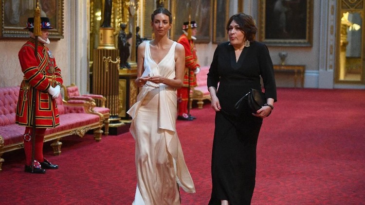 Rose Hanbury Hadiri Jamuan Trump dan Ratu Elizabeth II di Istana Buckingham LONDON, ENGLAND - JUNE 03: Rose Hanbury (L) arrives through the East Gallery for a State Banquet at Buckingham Palace on June 3, 2019 in London, England. President Trump's three-day state visit will include lunch with the Queen, and a State Banquet at Buckingham Palace, as well as business meetings with the Prime Minister and the Duke of York, before travelling to Portsmouth to mark the 75th anniversary of the D-Day landings. (Photo by Victoria Jones- WPA Pool/Getty Images)