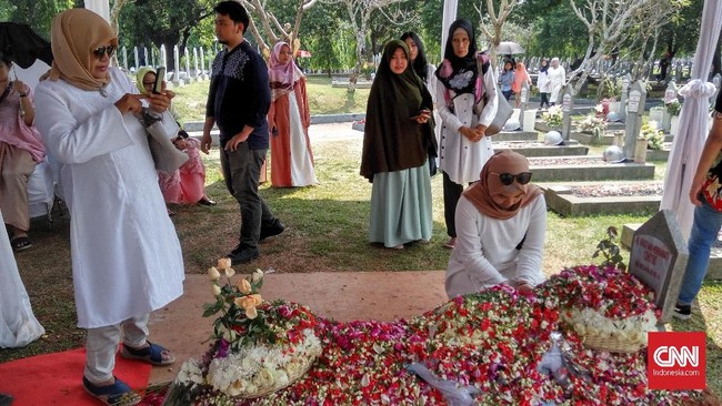 Makam Ani Yudhoyono ramai diziarahi warga, berdoa hingga sore hari, mereka dan menabur bunga dan doa untuk Ibu Negara ke-6 RI tersebut.