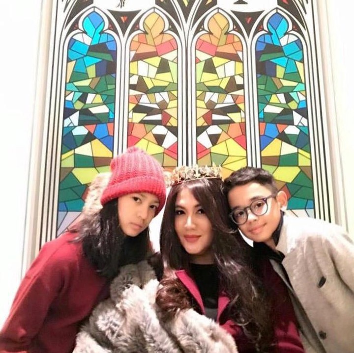 <p>Begini nih kalau ketiganya pose bareng di satu foto. Mirip kan, Bun? (Foto: Instagram @fabuloustwins)</p>