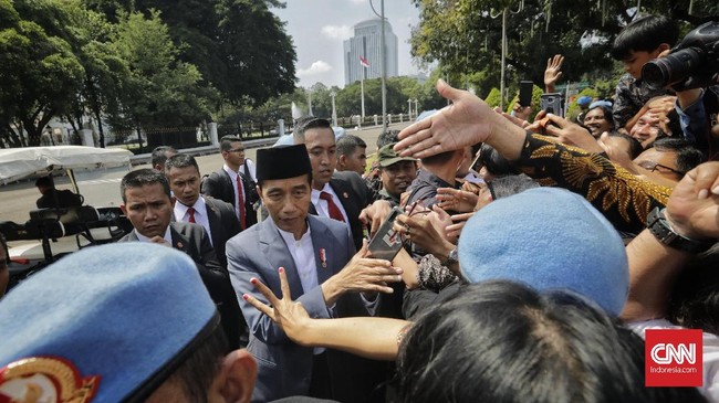 Presiden Jokowi menggelar open house di Istana Negara Jakarta. Dia juga mendatangi warga yang menunggu di Monas karena ingin segera mudik ke Solo, Jawa Tengah.