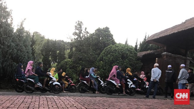 Prabowo Subianto untuk kali pertama mengundang warga di sekitar kediamannya di Babakan Madang untuk Salat Id di masjid di dalam padepokannya.