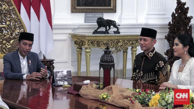 AHY mengucapkan terima kasih kepada Jokowi karena telah menjadi inspektur upacara pemakaman Ani Yudhoyono. AHY juga memuji pidato Jokowi soal flamboyan.