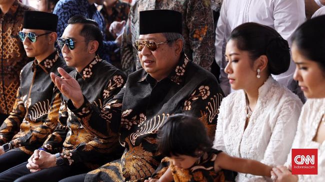 Batik Hitam Pertama dan Air Mata SBY di Pusara Ani Yudhoyono Kacamata hitam SBY terpasang menutupi matanya yang mungkin masih sembab. Dengan batik hitam, dia berziarah ke makam istrinya, Ani Yudhoyono di TMP Kalibata.
