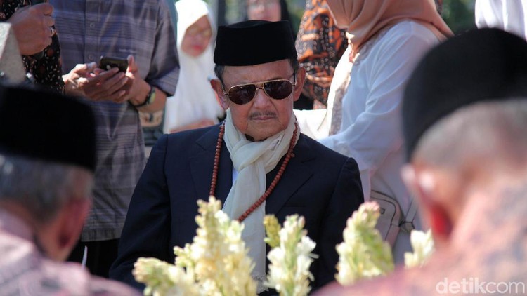 Simak cerita di balik selendang putih milik Ainun yang dipakai BJ Habibie hingga akhir hayat.