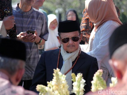 Cerita di Balik Selendang Putih Ainun Iringi Kepergian BJ Habibie