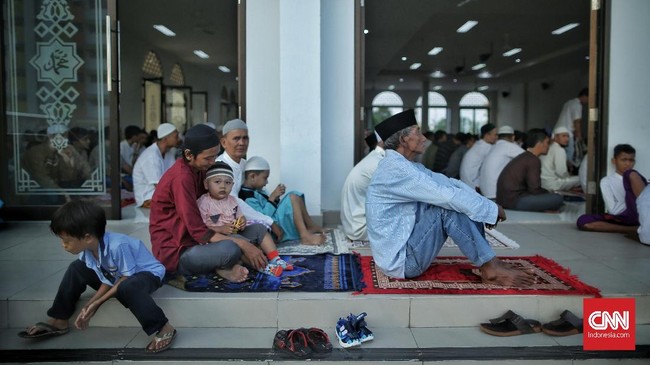 Pelaksanaan ibadah Salat Id di Masjid Jami Al Muhajirin, Rumah Susun Sederhana Sewa (Rusunawa) Rawa Bebek, Cakung, Jakarta, Jumat, 5 Juni 2019. Pemerintah menetapkan Idul Fitri 1 Syawal 14340 Hijriyah jatuh pada hari Jumat, 5 Juni 2019. CNN Indonesia/Bisma Septalisma