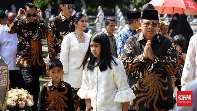 Di depan makam Ani Yudhoyono, SBY berdoa dan menaburkan bunga. Saat menaburkan bunga, SBY menahan tangis dan berkata, we love you Memo.
