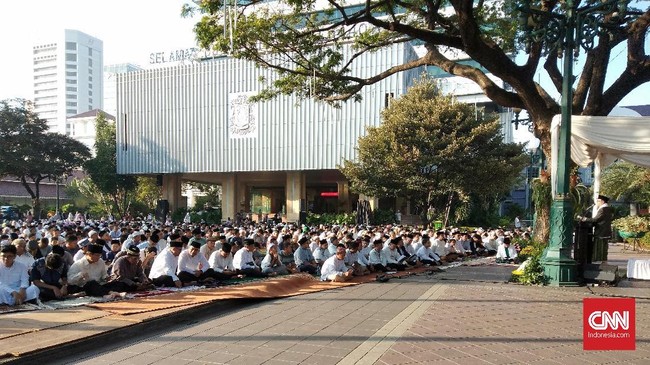 Gubernur DKI Jakarta Anies Baswedan didampingi keluarga dan jajaran pemprov DKI melaksanakan salat Id di Balai Kota.