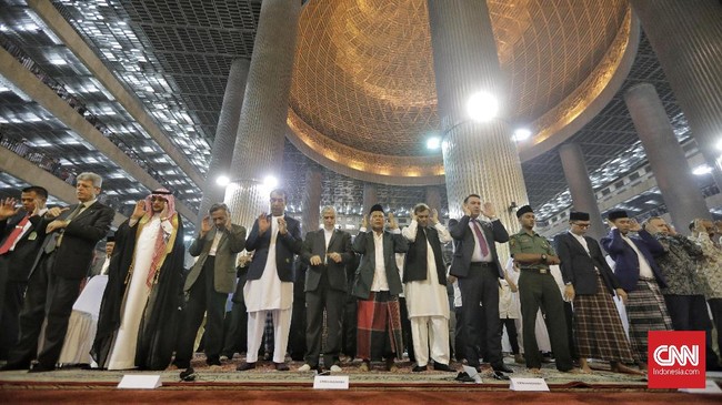 Jamaah melakukan Shalat Id di Masjid Istiqlal, Jakarta, Rabu (5/6/2019). Umat Islam di Indonesia merayakan datangnya Idul Fitri 1 Syawal 1440 H pada hari ini. (CNN Indonesia/Adhi Wicaksono)