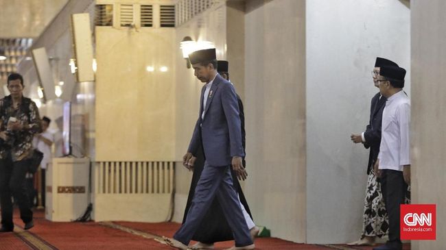 Jokowi Cancels Tarawih Prayers in Congregation at Istiqlal Mosque