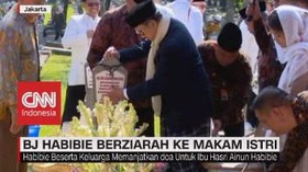 VIDEO: BJ Habibie Berziarah ke Makam Istri