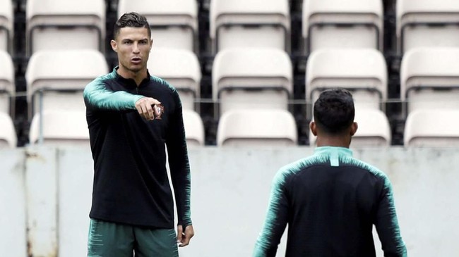 Cristiano Ronaldo rela memberhentikan bus rombongan timnas Portugal demi memeluk dan foto bersama bocah cilik pengidap leukimia.
