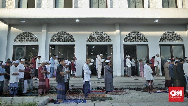 Pelaksanaan ibadah Salat Id di Masjid Jami Al Muhajirin, Rumah Susun Sederhana Sewa (Rusunawa) Rawa Bebek, Cakung, Jakarta, Jumat, 5 Juni 2019. Pemerintah menetapkan Idul Fitri 1 Syawal 14340 Hijriyah jatuh pada hari Jumat, 5 Juni 2019. CNN Indonesia/Bisma Septalisma