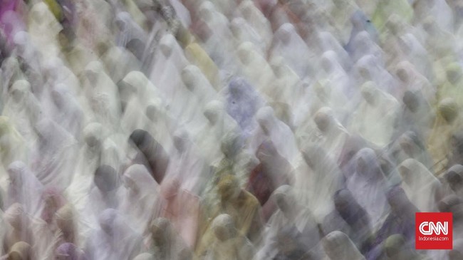 Rona bahagia terlihat jelas di raut para jemaah Muhammadiyah. Cuaca mendung tidak menyurutkan niat para jemaah untuk salat id pagi ini, Jumat (21/4).