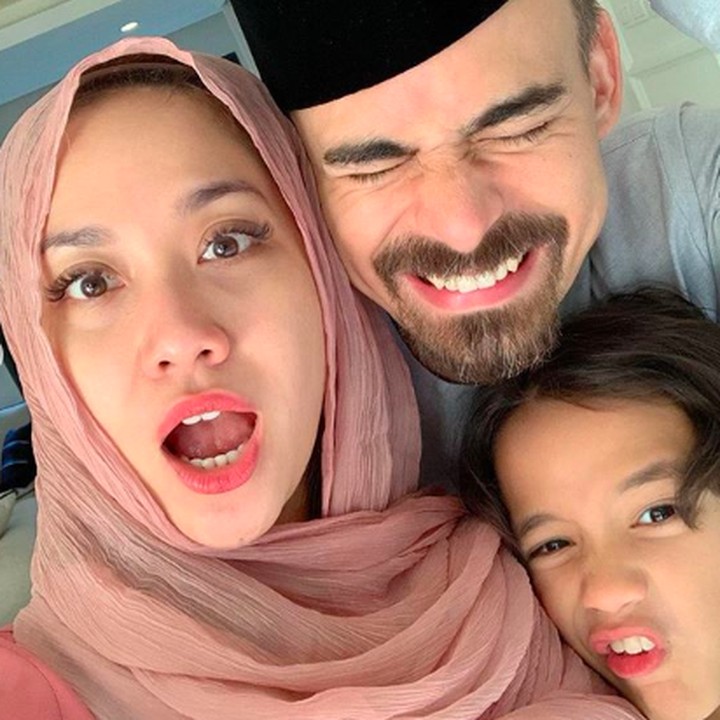 Berbeda dengan artis lainnya, Bunga Citra Lestari mengunggah foto keluarga dengan pose lucu. Ayah Asraf sampai merem gitu, sedangkan Noah dan Bunda Bunga kompak pamer gigi nih. He-he-he (Foto: Instagram @bclsinclair)