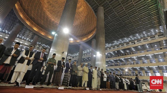 Jamaah melakukan Shalat Id di Masjid Istiqlal, Jakarta, Rabu (5/6/2019). Umat Islam di Indonesia merayakan datangnya Idul Fitri 1 Syawal 1440 H pada hari ini. (CNN Indonesia/Adhi Wicaksono)