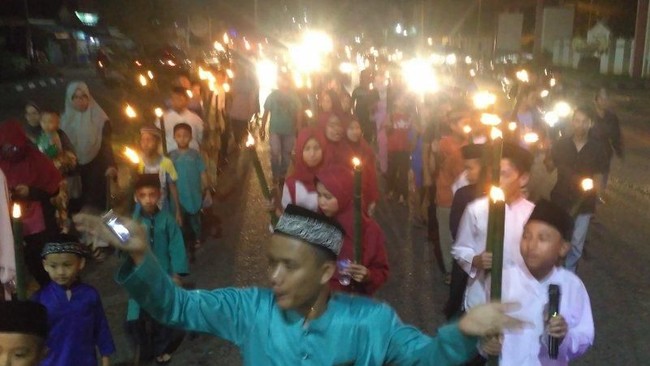 Warga Jambi mengadakan pawai obor untuk memeriahkan malam takbiran jelang Lebaran 2019 untuk mencegah pawai kendaraan yang dinilai rawan kecelakaan.