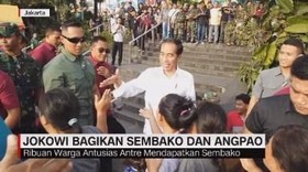 VIDEO: Jokowi Bagikan Sembako & Angpao ke Warga Tambora
