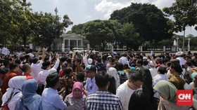 Warga Berebut Bersalaman dengan Jokowi di Istana