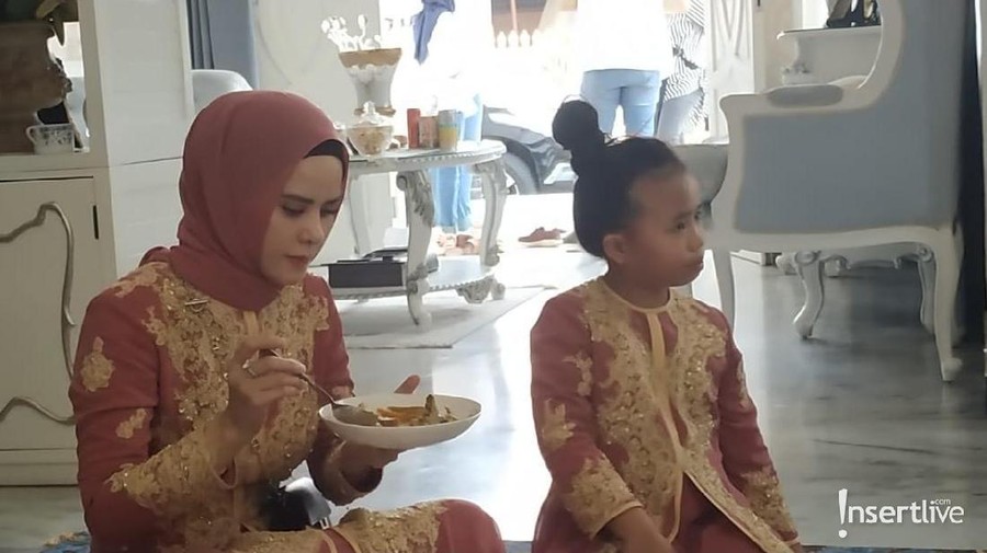 Diprotes sang anak, Angel Lelga memilih memberikan hadiah putrinya dengan pergi ke Disneyland.