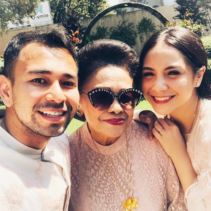 Raffi Ahmad mengajak Nagita Slavina dan Rafathar buat mudik ke Bandung lebaran kali ini. Enggak ketinggalan foto sama nenek tercinta si Mami Popon yang tetap modis dengan kaca mata hitamnya. (Foto: Instagram @raffinagita1717)