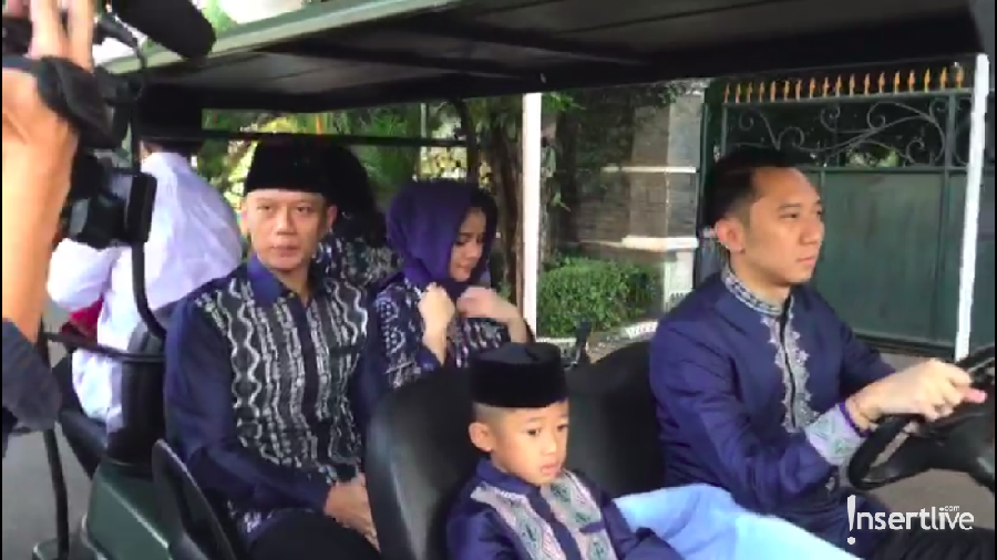 Agus Harimurti Yudhoyono bersama keluarga menjalankan salat Ied.