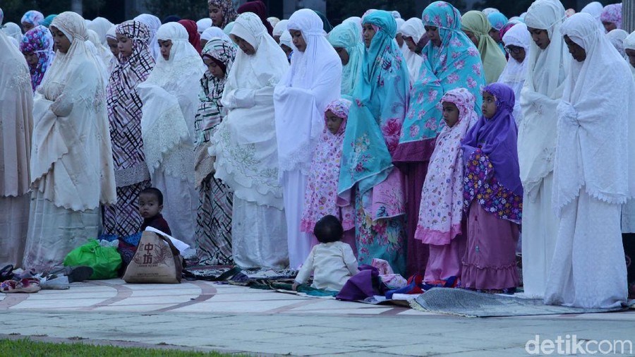 Perry Warjiyo, Agus Marto dan Boediono Salat Idul Fitri di Gedung BI Salat Idul Fitri juga digelar di Gedung Bank Indonesia (BI), Rabu (5/6/2019). Salat Idul Fitri juga dihadiri oleh Gubernur BI Perry Warjiyo, mantan Gubernur BI, Agus Martowardojo, dan mantan Gubernur BI Boediono.