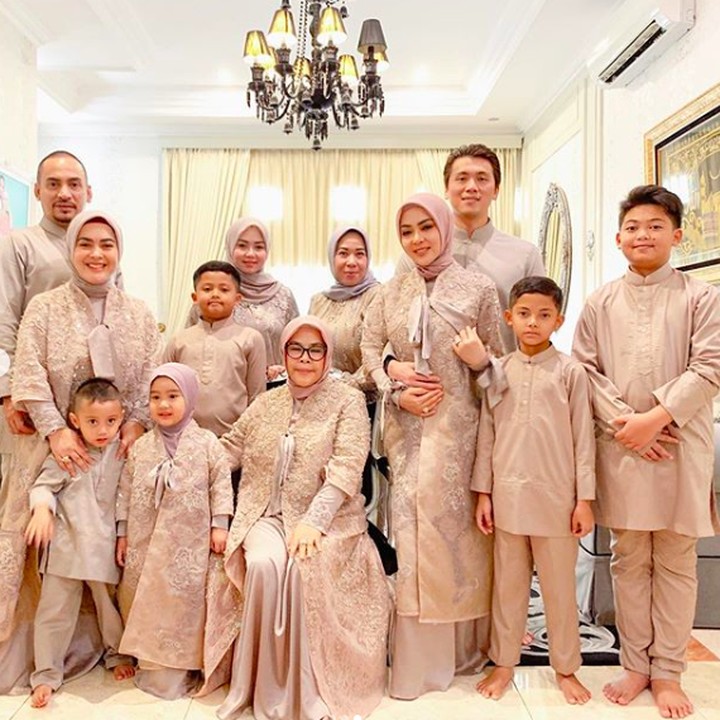Keluarga besar Syahrini memang terbilang kompak kalau untuk urusan foto bersama. Tahun ini tentu berbeda dengan kehadiran sang suami, Reino Barack di tengah-tengah keluarganya. (Foto: Instagram @princessyahrini)