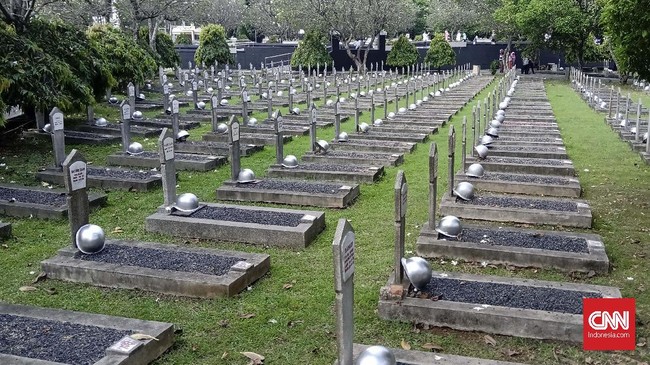 Petugas Taman Makam Pahlawan Kalibata, Jakarta Selatan bercerita tentang suasana di jejeran pusara yang hanya bertuliskan 'Pahlawan Tak Dikenal' di nisan.