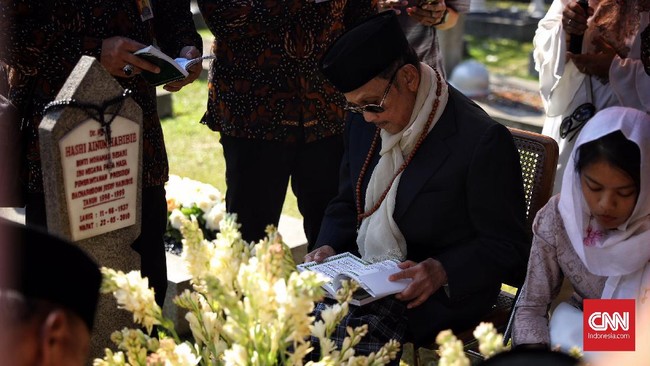 BJ Habibie membacakan Surat Yasin di samping makam istrinya, Ainun Habibie, pada Idul Fitri 1 Syawal 1440 Hijriah ini.