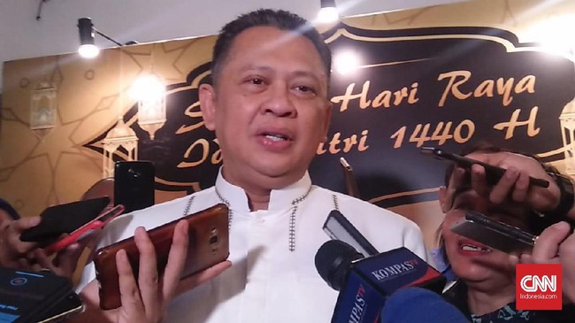 Politikus Partai Golkar Bambang Soesatyo mengatakan DPD Golkar DKI mencabut dukungan karena diancam, Plt Ketua DPD Golkar DKI Rizal Mallarangeng membantahnya.