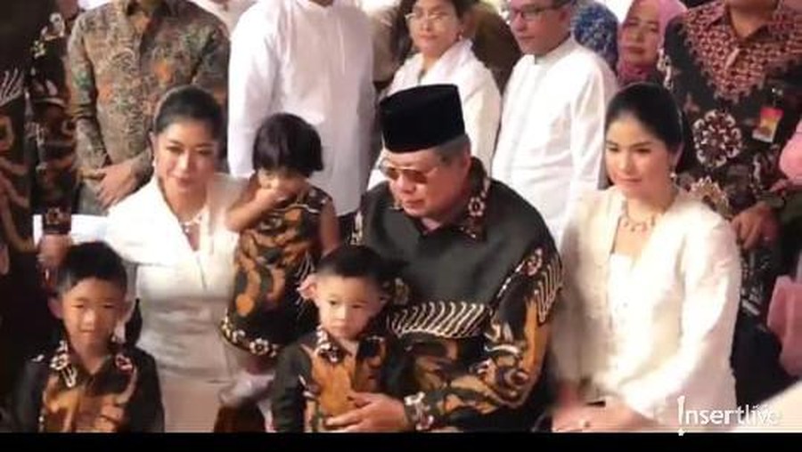 Makna Batik Hitam Pilihan Ani Yudhoyono untuk Baju Lebaran Keluarga Keluarga SBY ziarah ke makam ibu Ani Yudhoyono.