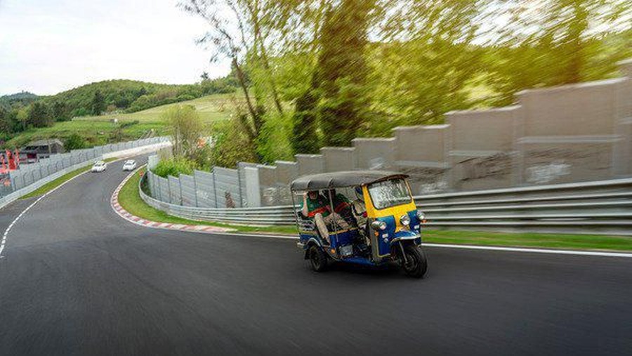 Bajaj Roda Tiga Diajak Ngebut di Sirkuit