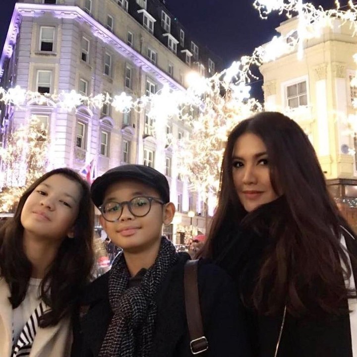 <p>Selain bangga, pemeran Sarah di Si Doel Anak Sekolahan ini berdoa agar kedua buah hatinya tetap rendah hati, peduli, dan mengasihi sesama. (Foto: Instagram @fabuloustwins)</p>