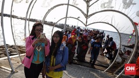 FOTO: Libur Lebaran, Ragunan dan Ancol Ramai Wisatawan