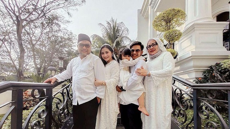 Hari Raya Idul Fitri menjadi ajang berkumpulnya keluarga untuk saling bersilaturahmi. Berikut ini ada sejumlah potret keluarga artis yang merayakan Idul Fitri.