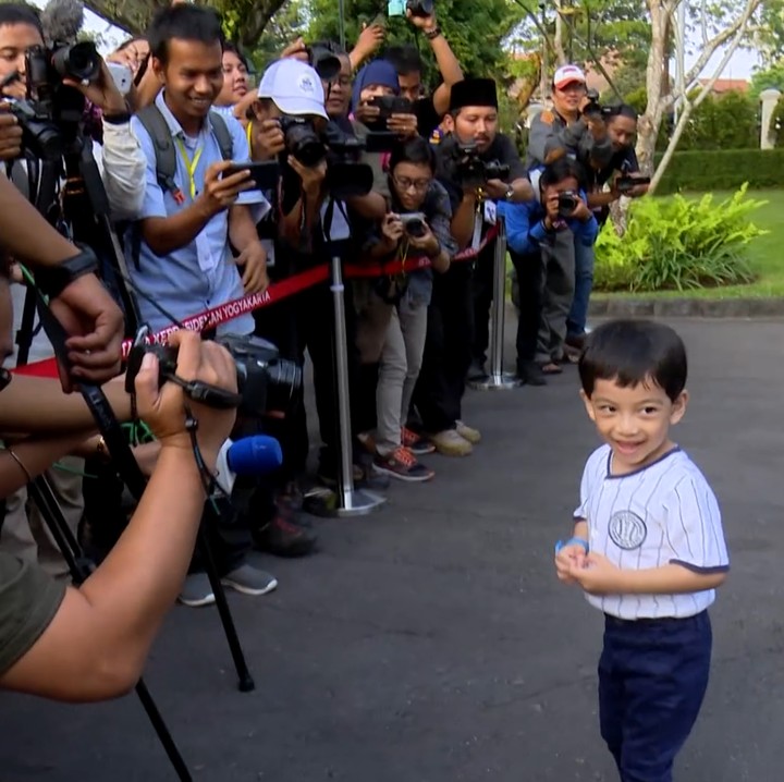 <p>Di usianya yang baru menginjak tiga tahun, Jan Ethes sudah berani lho berbicara di hadapan media. Lihat saja saat ia diminta Presiden Joko Widodo untuk menjawab pertanyaan media seorang diri. Gemas ya, Bun. (Foto: 20Detik)</p>