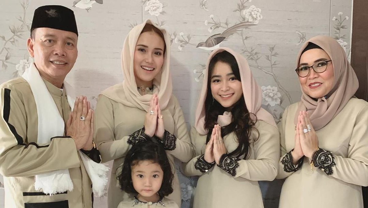 Hari Raya Idul Fitri menjadi ajang berkumpulnya keluarga untuk saling bersilaturahmi&period; Berikut ini ada sejumlah potret keluarga artis yang merayakan Idul Fitri&period;