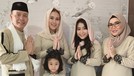 Hari Raya Idul Fitri menjadi ajang berkumpulnya keluarga untuk saling bersilaturahmi&period; Berikut ini ada sejumlah potret keluarga artis yang merayakan Idul Fitri&period;