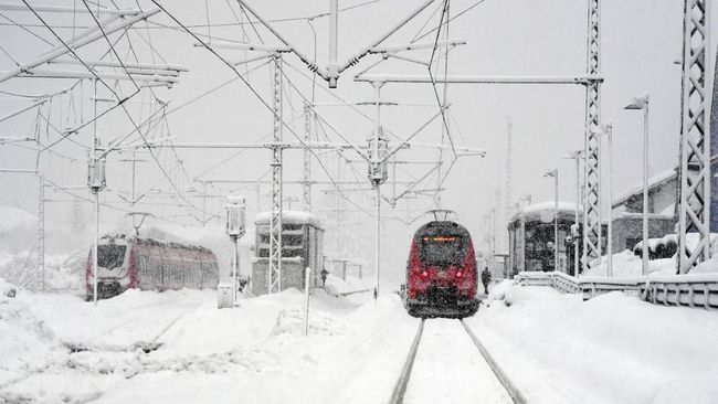 Kereta api bernama Zarengold dengan rute St. Petersburg (Rusia)-Oslo (Norwegia) yang melintasi Kutub Utara, telah resmi beroperasi.