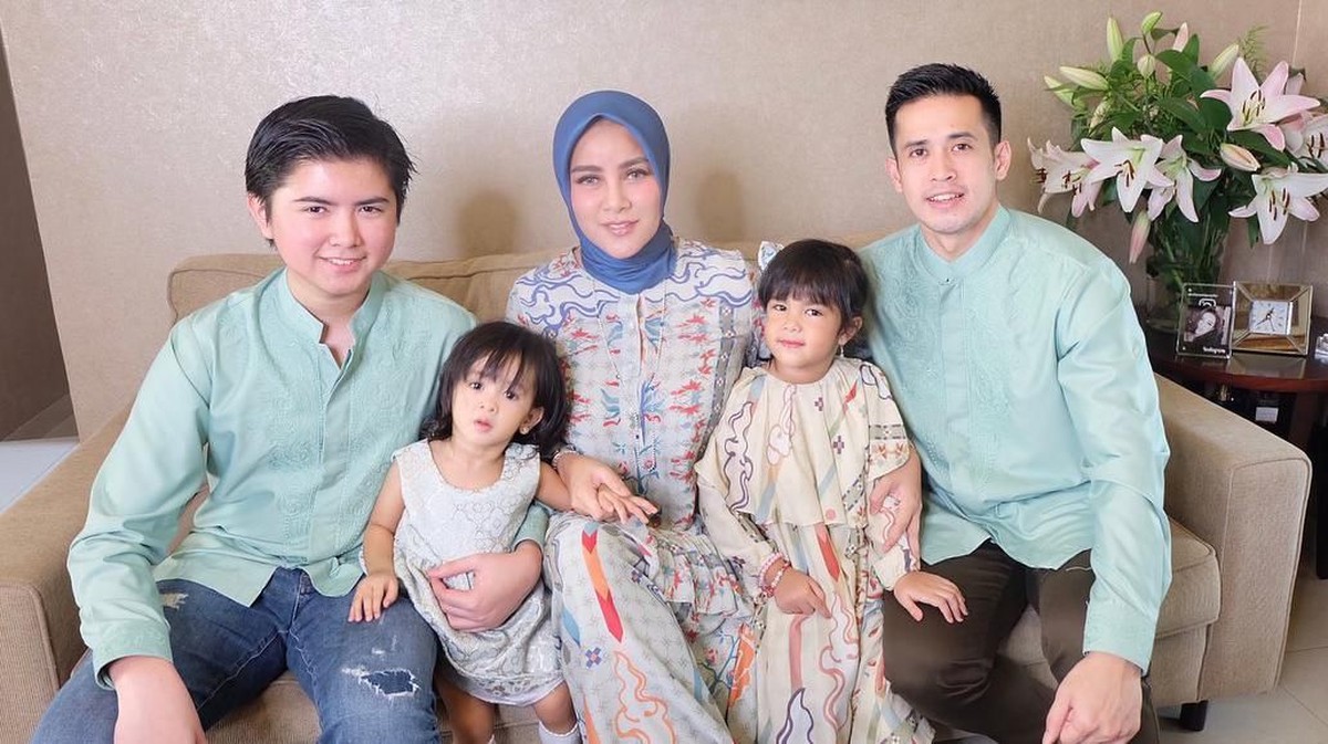 Hari Raya Idul Fitri menjadi ajang berkumpulnya keluarga untuk saling bersilaturahmi&period; Berikut ini ada sejumlah potret keluarga artis yang merayakan Idul Fitri&period;