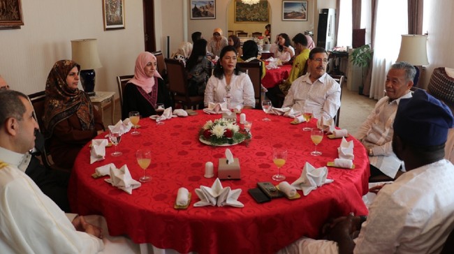 Dubes RI untuk Korut, Berlian Napitupulu, memperkenalkan tradisi mudik Lebaran di Indonesia kepada tamu asing di acara perayaan Idul Fitri di Pyongyang.